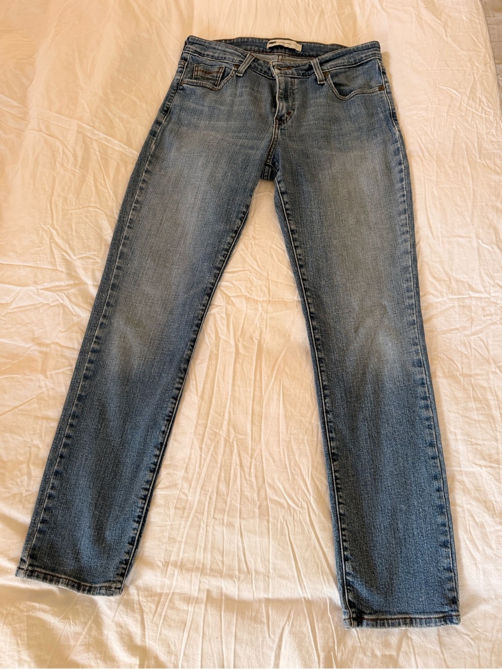 Levi’s Women’s Straight Leg Jeans Light Wash Denim Size 30x28.5 Approx